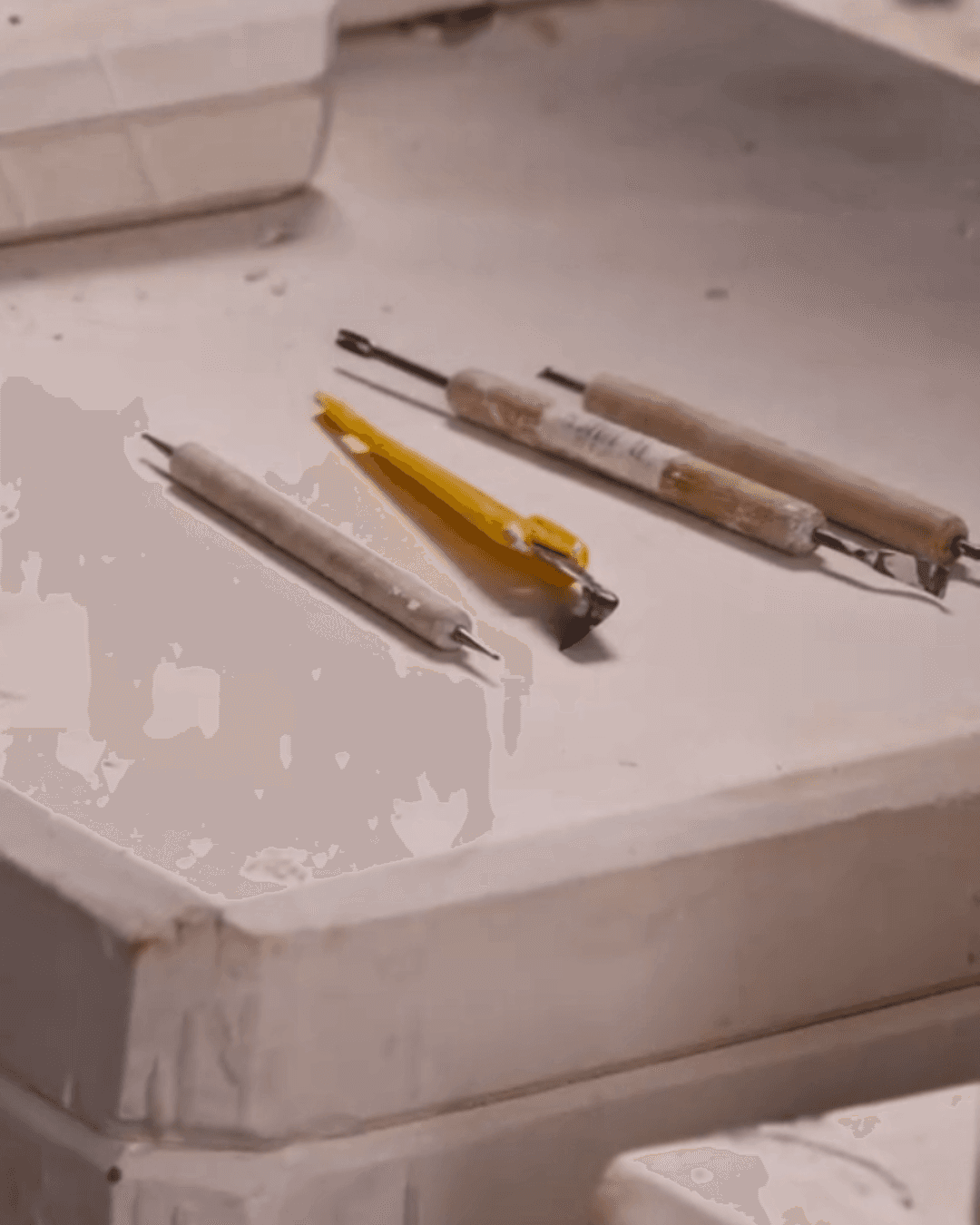 Outils de modelage dans l’atelier Dyane