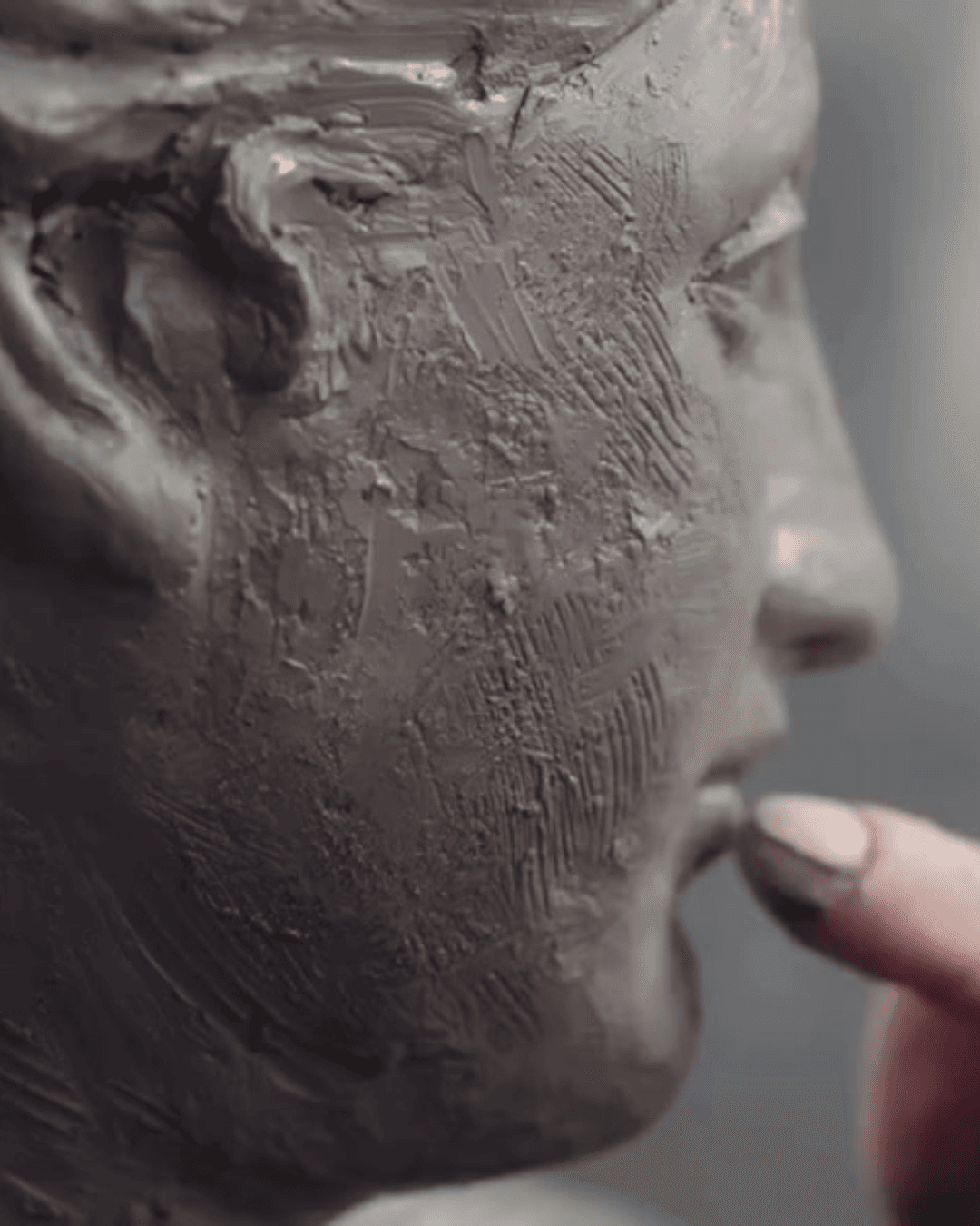 Modelage du visage de la sculpture Dyane
