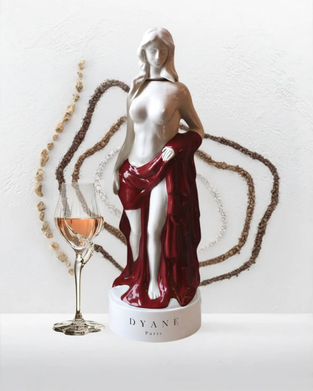 Sculpture-bouteille Dyane No.1 en porcelaine contenant un cocktail Pornstar Martini