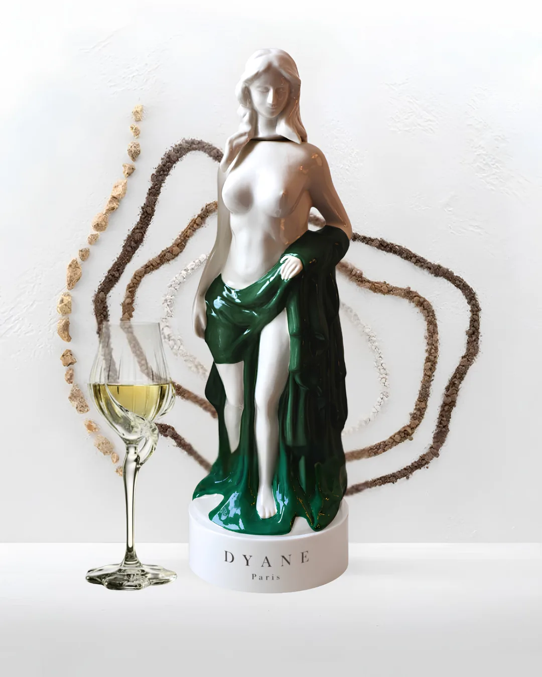Sculpture-bouteille Dyane No.2 en porcelaine contenant un cocktail Moscow Mule