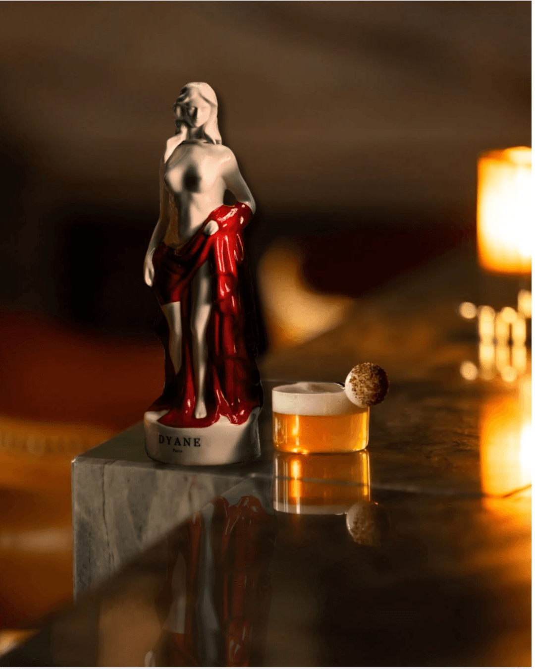 Sculpture et cocktail Dyane présentés au bar