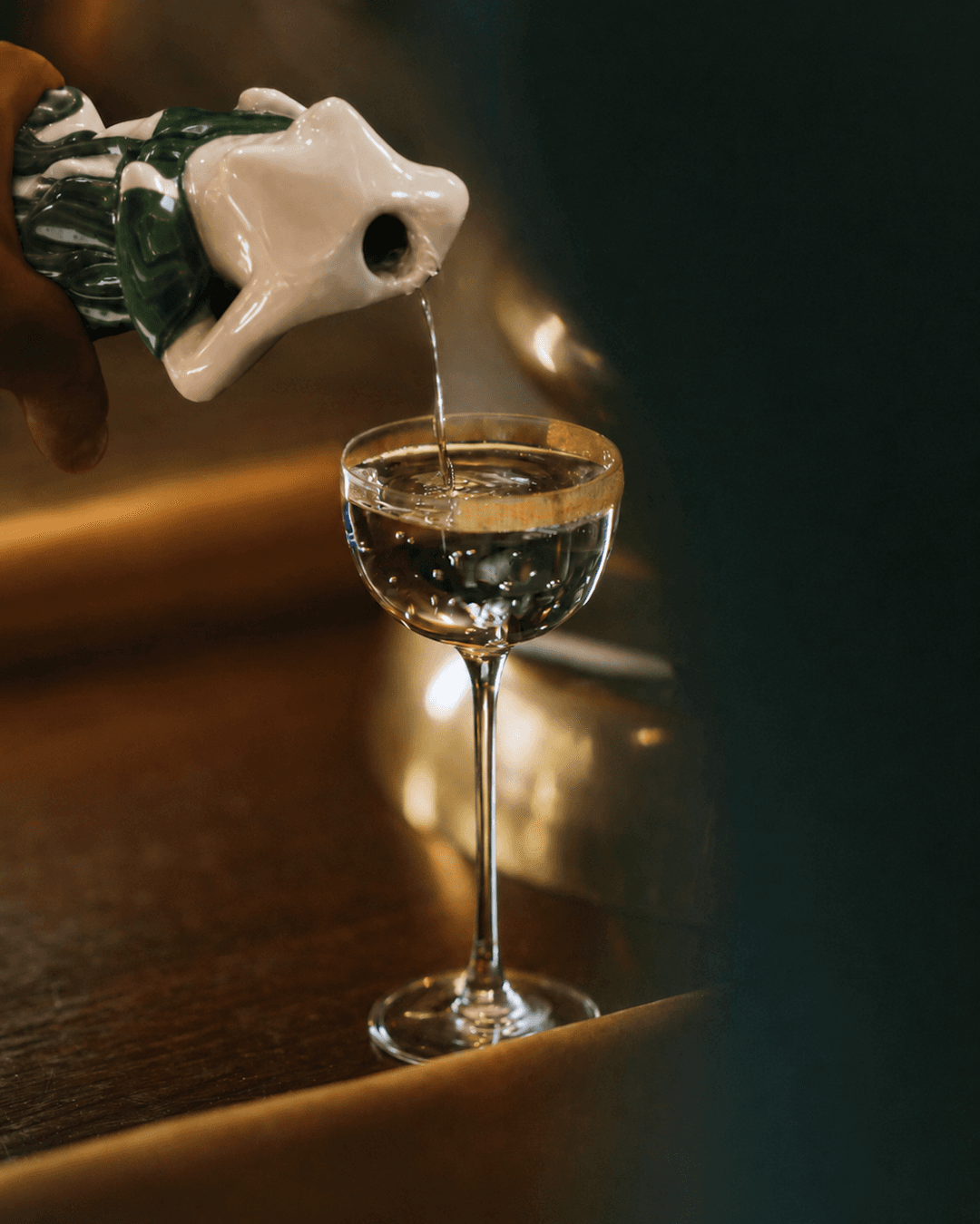 Geste de service d’un cocktail Dyane