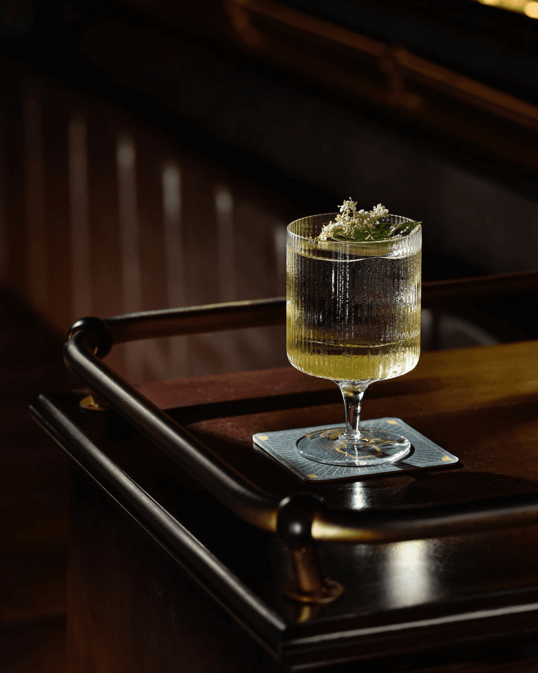 Cocktail Dyane présenté sur un plateau