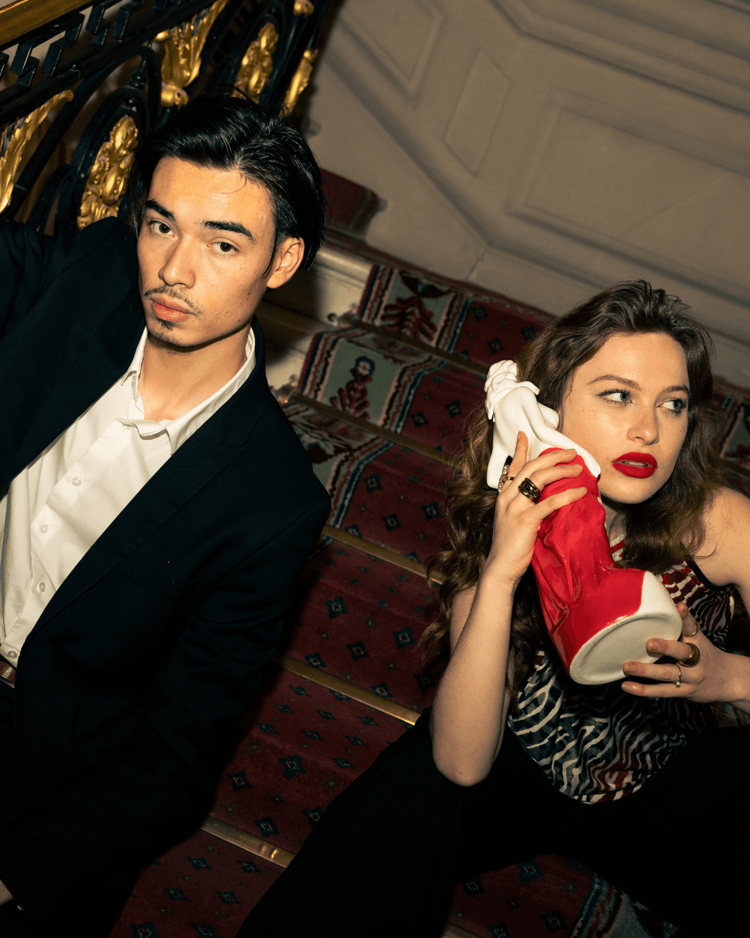 Invités découvrant une œuvre Dyane Paris