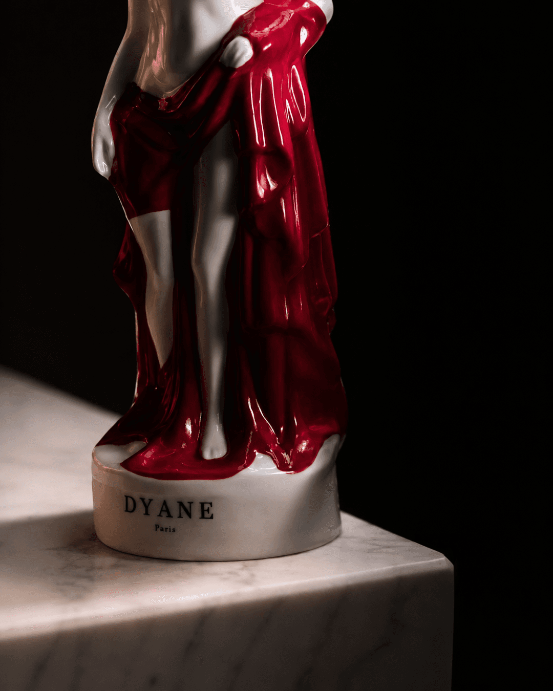Détail de la sculpture en porcelaine Dyane Paris