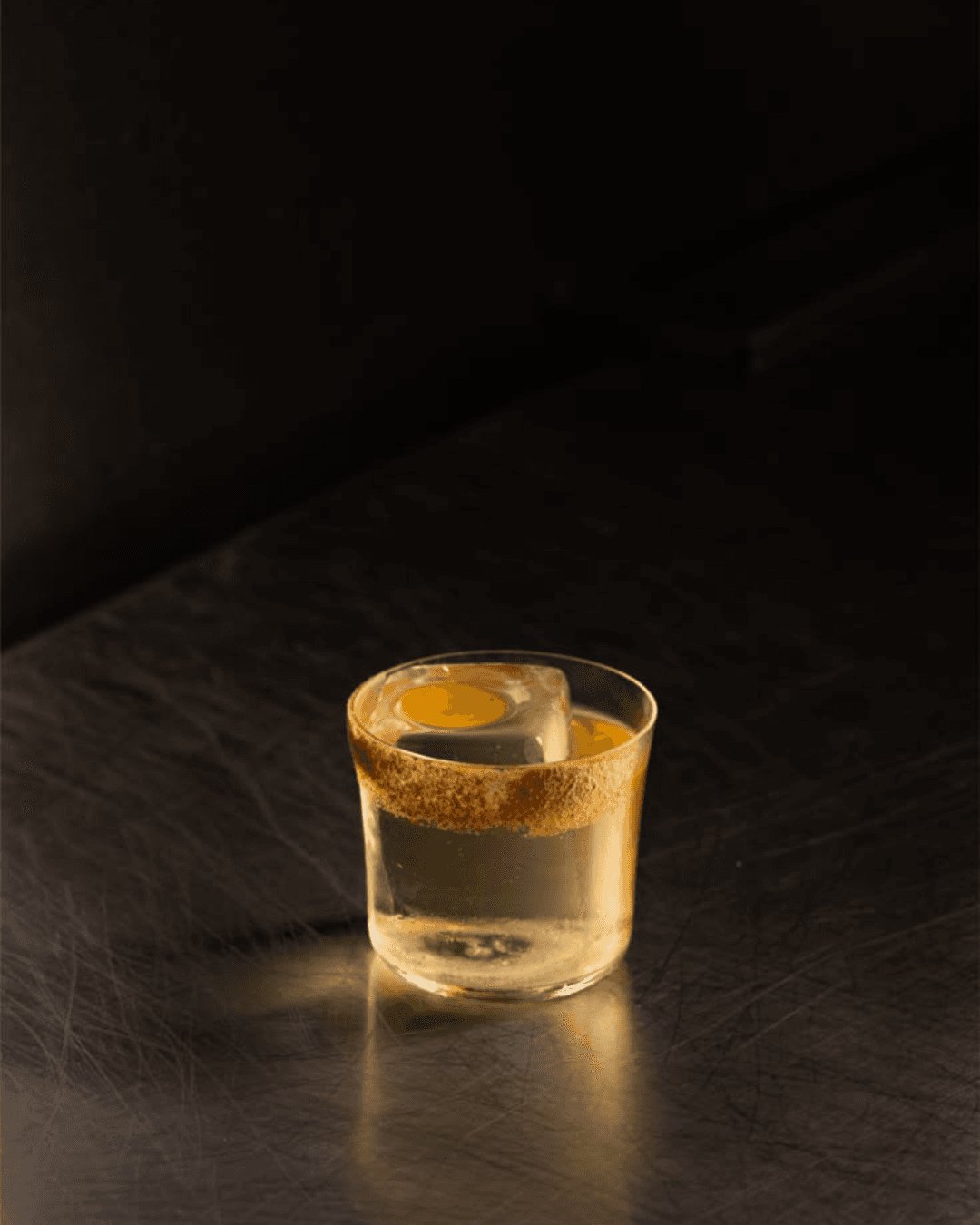 Cocktail doré servi par Dyane Paris