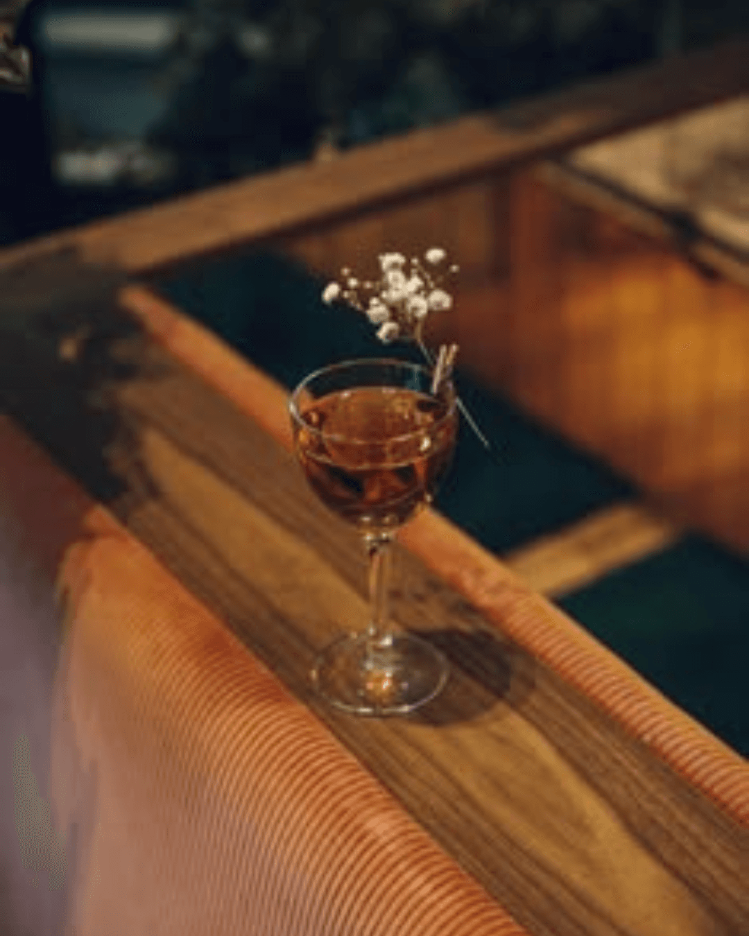 Verre Dyane dans un intérieur parisien