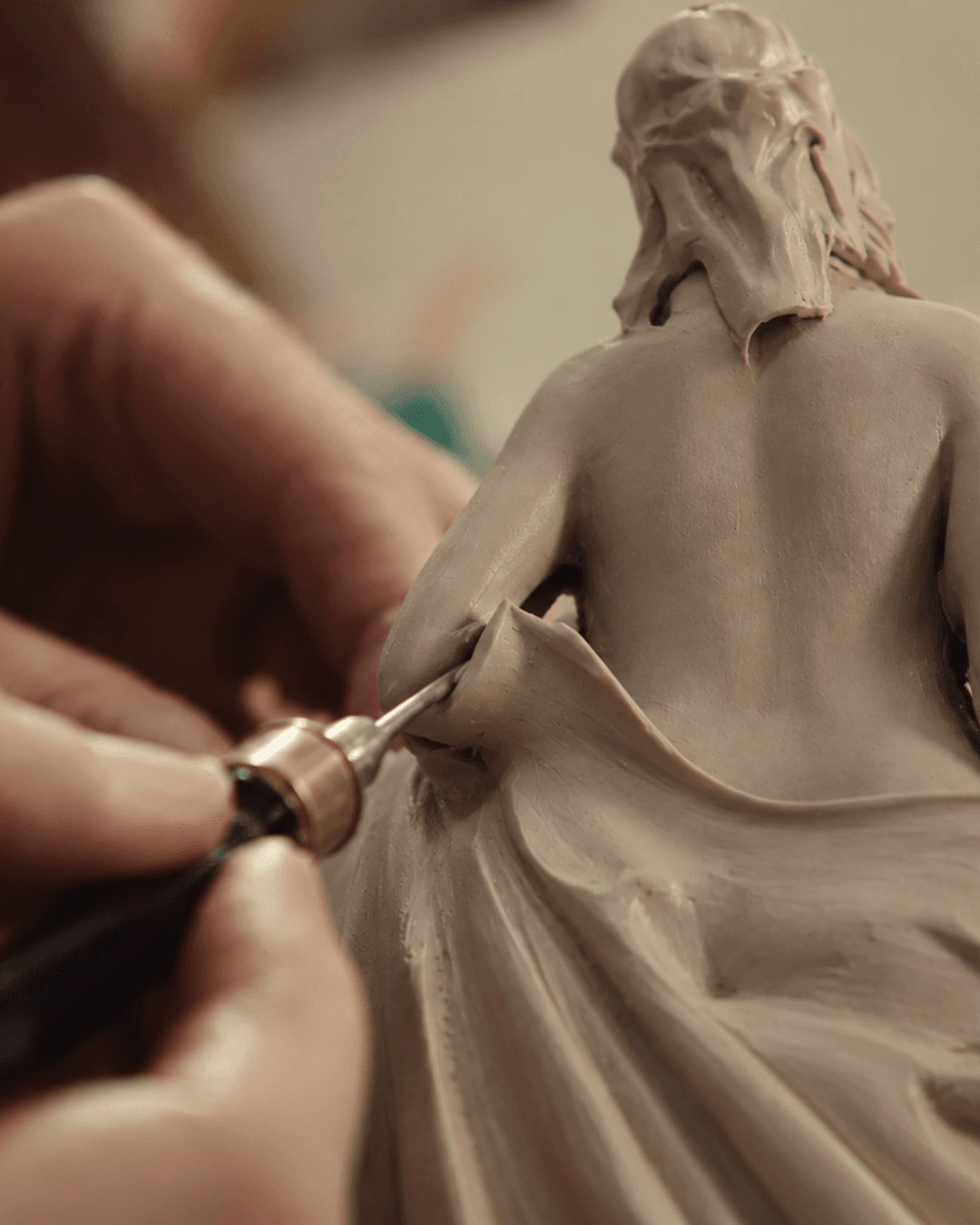 Finition manuelle d’une sculpture Dyane